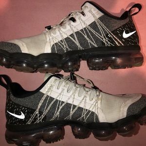 NIKE VAPOR MAX SIZE 9.5!!!